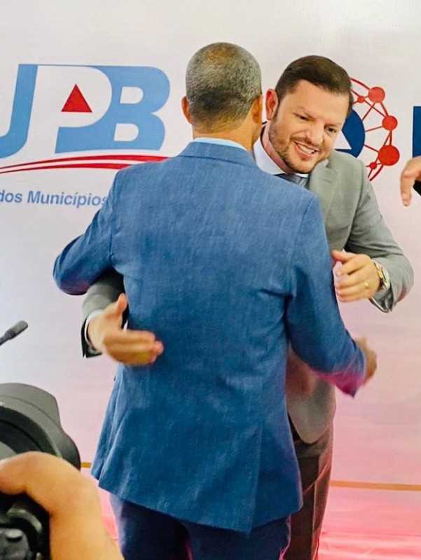 Camacã: Prefeito Paulo do Gás vai a Salvador e consegue 1milhão e duzentos mil reais para a saúde